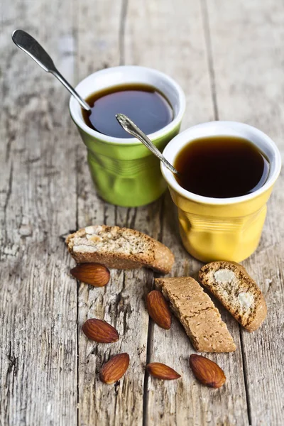 Duas xícaras de café e biscoitos italianos frescos cantuccini com alm — Fotografia de Stock