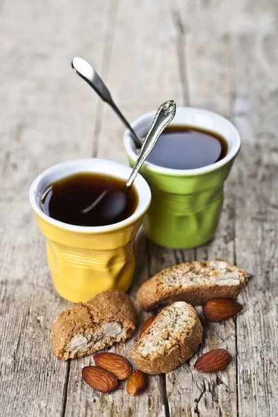 Duas xícaras de café, biscoitos italianos frescos cantuccini e amêndoa — Fotografia de Stock