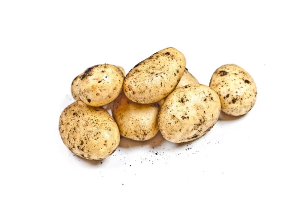 Batatas sujas recém-colhidas montão isolado no fundo branco — Fotografia de Stock