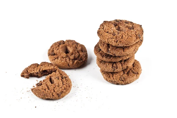 Double Chocolate Chip Cookies stapeln sich isoliert auf weiß. — Stockfoto