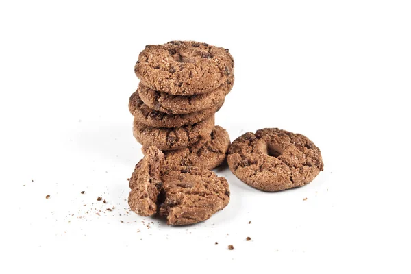 Double Chocolate Chip Cookies stapeln sich isoliert auf weiß. — Stockfoto