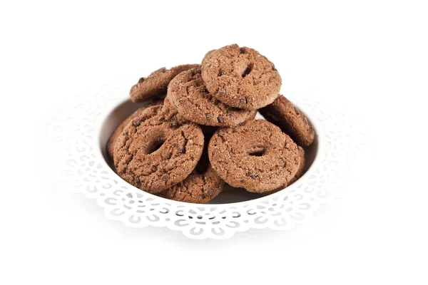 Färska bakade Chocolate chip cookies heap på vit plåt isolerad — Stockfoto