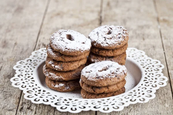 Fresh baked chocolate chip cookies with sugar powder heap on whi — Stock Photo, Image