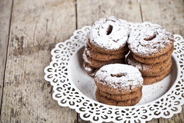 Свежеиспечённое шоколадное печенье с кучей сахарного порошка — стоковое фото