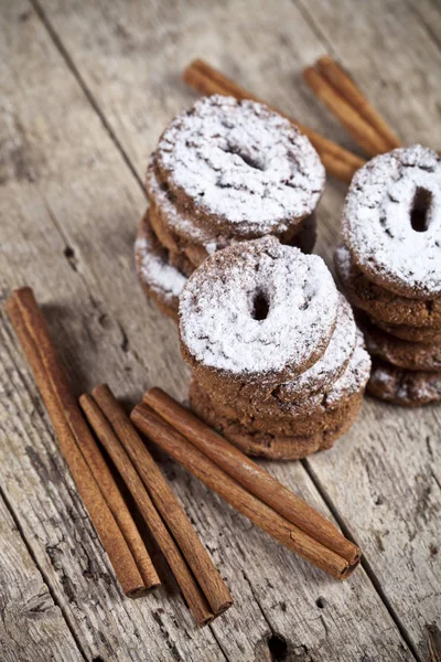 Biscoitos de chocolate fresco assado com açúcar em pó e canela — Fotografia de Stock