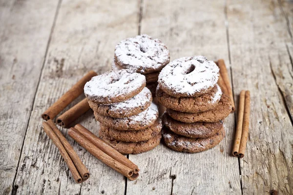 Fresh baked chocolate chip cookies with sugar powder and cinnamo — Stock Photo, Image