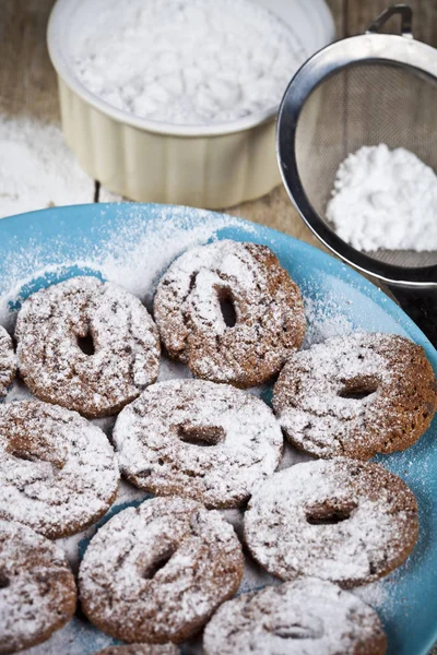 Φρεσκοψημένα μπισκότα σοκολάτας με σκόνη ζάχαρης σε μπλε PLA — Φωτογραφία Αρχείου