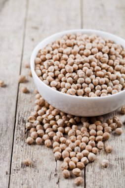 Rustik ahşap beyaz seramik kase taze çiğ organik nohut