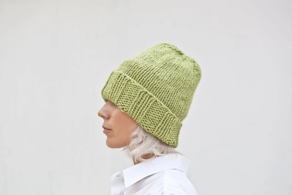 Όμορφη νεαρή γυναίκα σε ζεστό πράσινο πλεκτό καπέλο. — Φωτογραφία Αρχείου