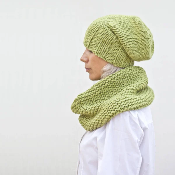 Mulher bonita em verde quente chapéu de malha e snood . — Fotografia de Stock