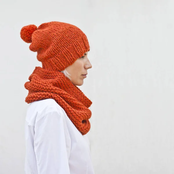 Krásná mladá žena v teplé oranžové pletené čepici a Snood. — Stock fotografie