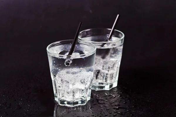 Zwei Gläser frisches kaltes kohlensäurehaltiges Wasser mit Eiswürfeln. — Stockfoto