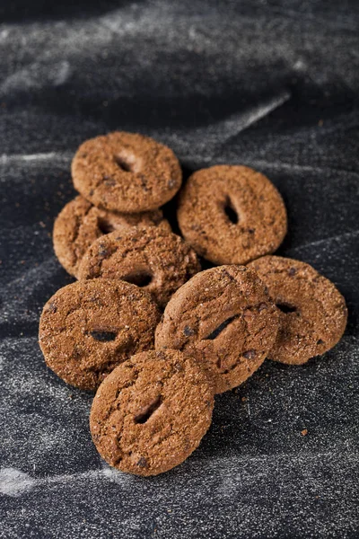 Dubbla Chocolate chip färska cookies heap. — Stockfoto