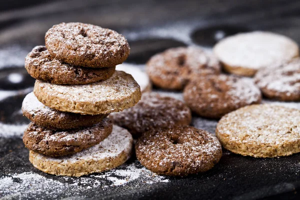 チョコレートチップとオート麦の新鮮なクッキーと砂糖パウダースタック. — ストック写真