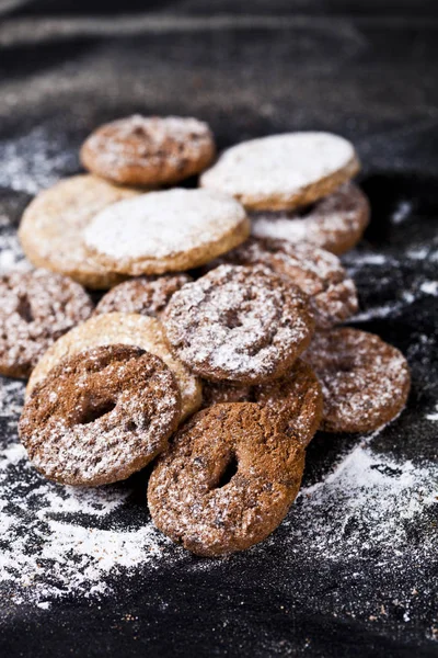Μπισκότα με σοκολάτα και βρώμη με στοίβα από ζάχαρη σκόνη. — Φωτογραφία Αρχείου