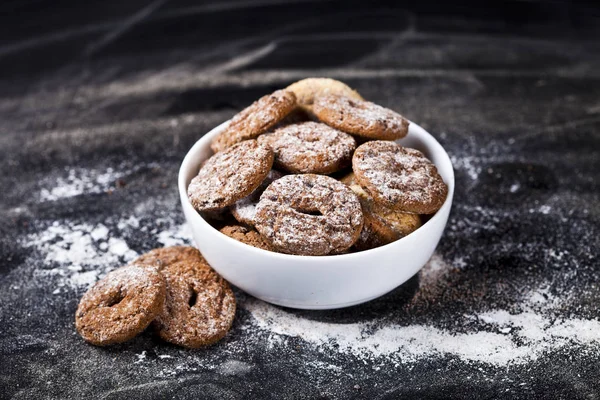 Vers gebakken chocolade chip en havermout koekjes met suiker bessen — Stockfoto