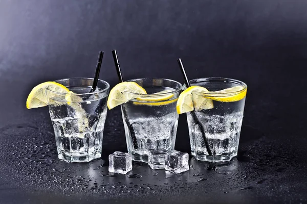 Три стакана свежей холодной газированной воды со льдом и — стоковое фото