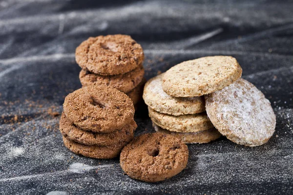 チョコレートチップとオート麦の新鮮なクッキーと砂糖粉のスタック — ストック写真