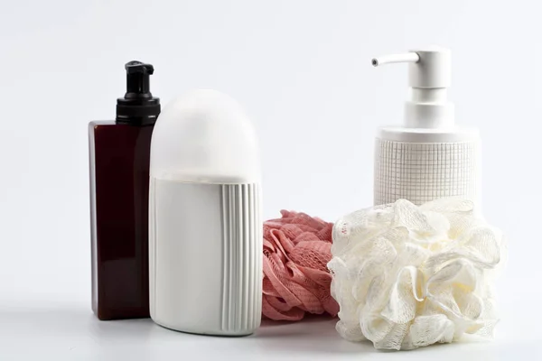 Banho produtos cosméticos e esponjas em fundo claro . — Fotografia de Stock