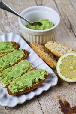 Rustik w Beyaz plaka çekim üzerinde avokado guacamole ile tost