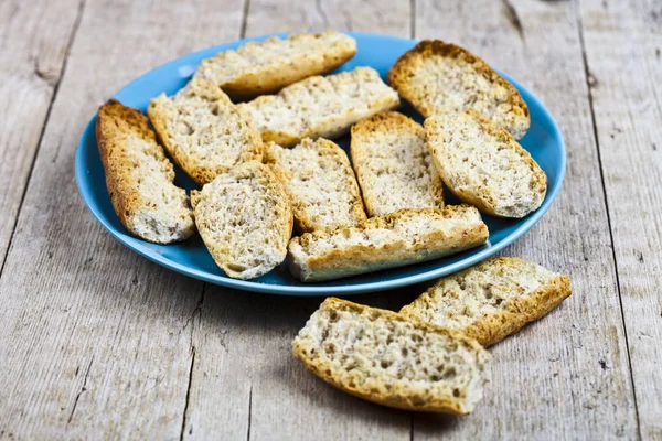 Verse Italiaanse croutons crostini op blauwe plaat. — Stockfoto