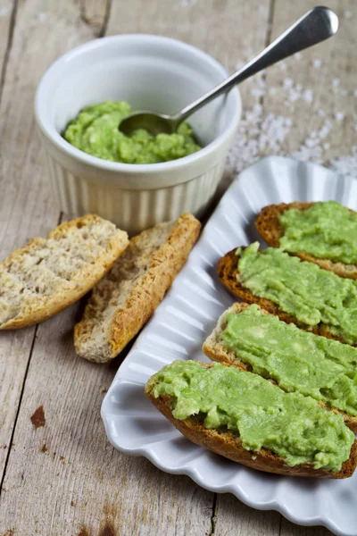 Croutons com guacamole de abacate em placa branca closeup em rústico — Fotografia de Stock