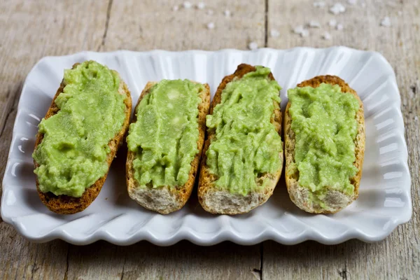 Crostini fresco com guacamole de abacate na placa branca closeup em — Fotografia de Stock