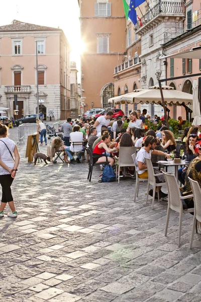 Ancona, italien - 8. juni 2019: sommertag und essen genießen — Stockfoto