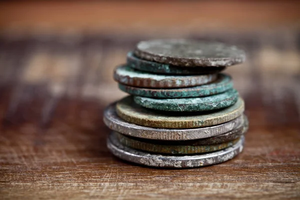 Stapel verschiedener antiker Kupfermünzen mit Patina. — Stockfoto