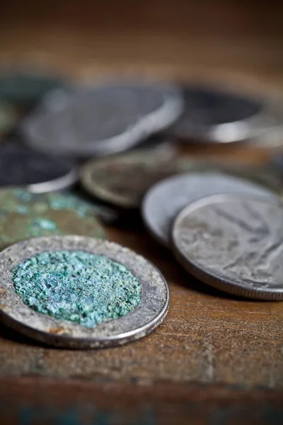Montón de diferentes monedas de cobre antiguas primer plano en madera rústica — Foto de Stock