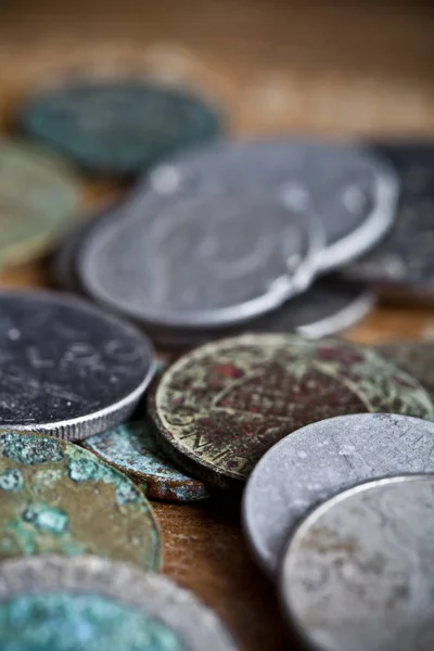 Monedas de cobre viejas empañadas y parcialmente corroídas — Foto de Stock