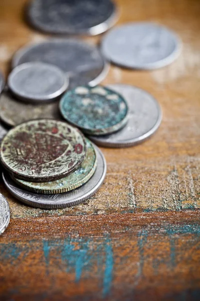 Haufen verschiedener antiker Kupfermünzen mit Patina. — Stockfoto