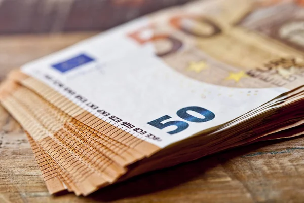 50 euro-bankjegy halom. Az összes pénznem megjegyzései halmozott — Stock Fotó