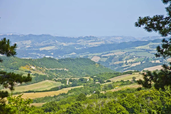 Літній день на італійській сільській місцевості. — стокове фото