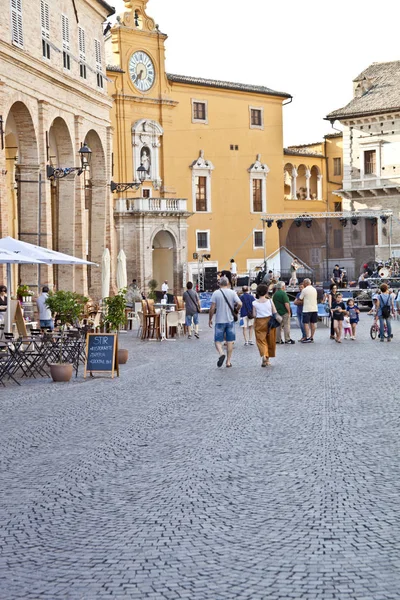 Fermo, italien - 23. juni 2019: sommertag und foo — Stockfoto