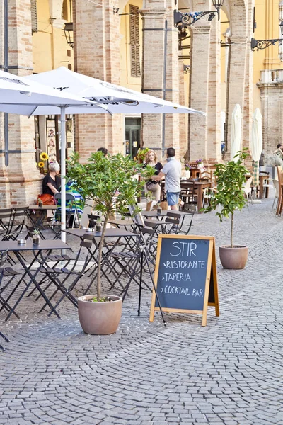 Fermo, italien - 23. juni 2019: sommertag und foo — Stockfoto