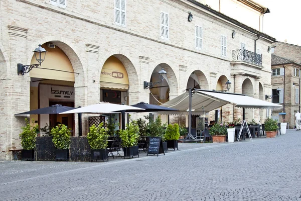 Fermo, italien - 23. juni 2019: sommertag und utdoor restaurant. — Stockfoto