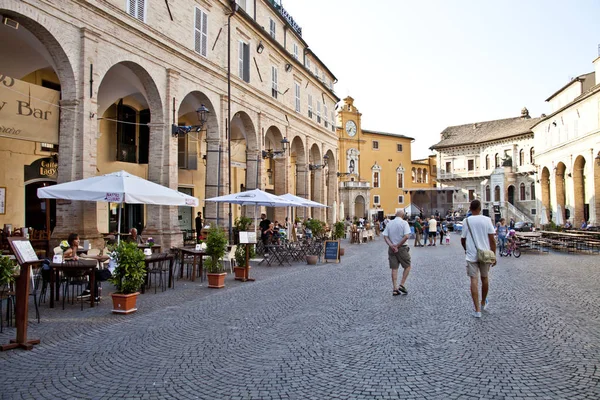 Fermo, Italia - 23 de junio de 2019: Gente disfrutando del día de verano y del foo — Foto de Stock