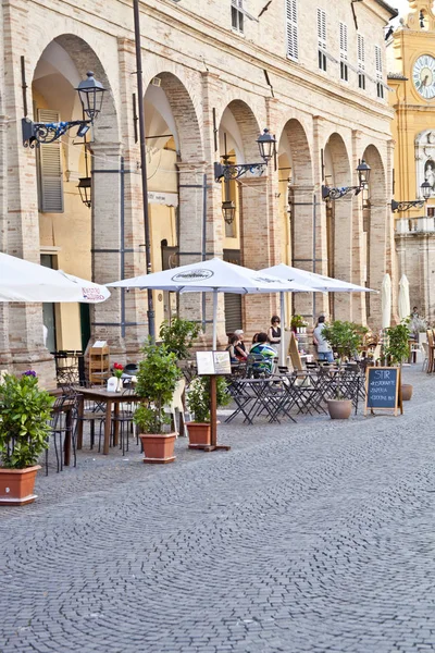 Fermo, italien - 23. juni 2019: sommertag und foo — Stockfoto