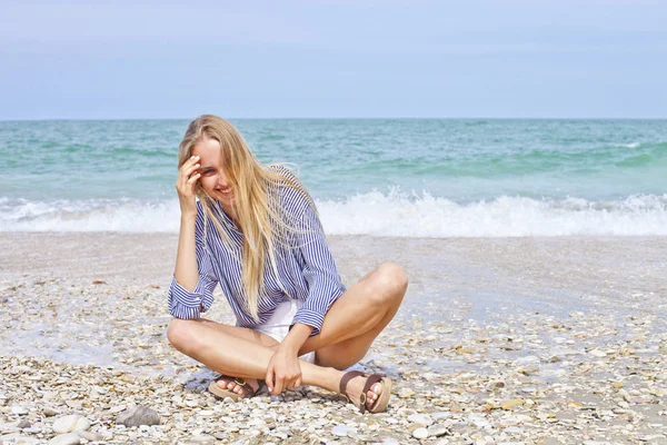 Schöne glückliche Mädchen am adriatischen Strand. Reisen und Urlaub. — Stockfoto