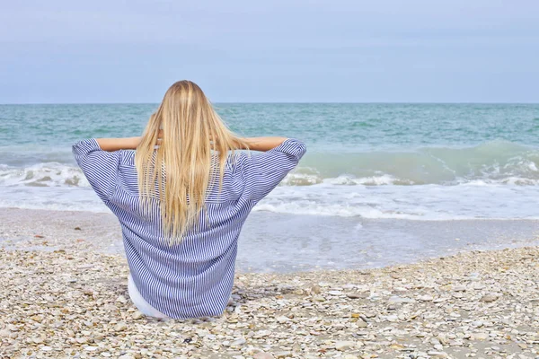 Schöne Mädchen im Meer-Stil am adriatischen Strand. Reisen und Reisen — Stockfoto