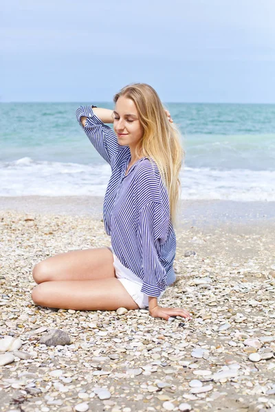 Όμορφο χαρούμενο κορίτσι στην Αδριατική παραλία. Ταξίδια και διακοπές. — Φωτογραφία Αρχείου