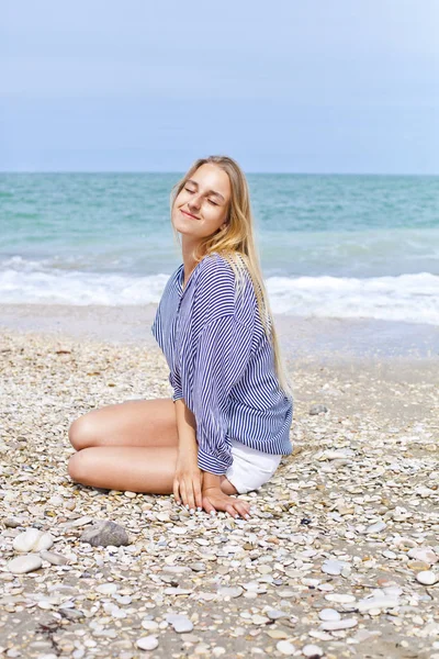 Belle fille heureuse sur la plage Adriatique. Voyages et vacances . — Photo