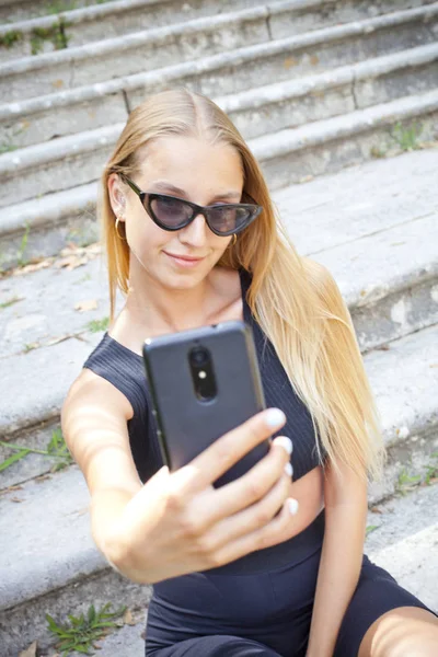 Atrakcyjna szczęśliwa młoda kobieta biorąca selfie. — Zdjęcie stockowe