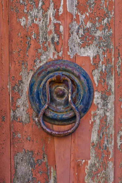 Italiano batedor de porta no velho fundo vermelho de madeira . — Fotografia de Stock