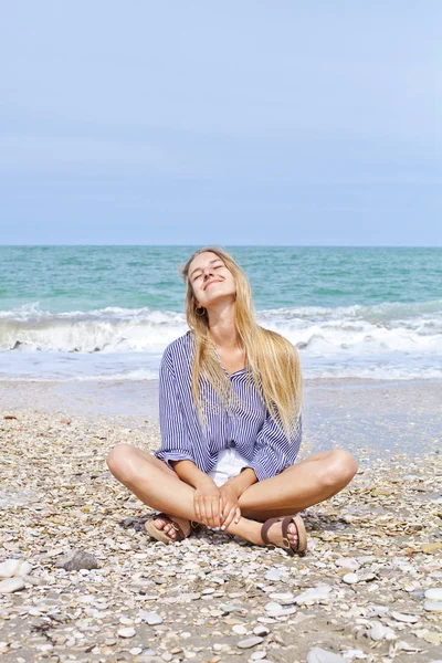 Menina feliz bonita na praia do Adriático. Viagens e férias . — Fotografia de Stock