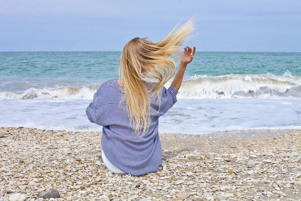 Schöne Mädchen im Meer-Stil am adriatischen Strand. Reisen und Reisen — Stockfoto