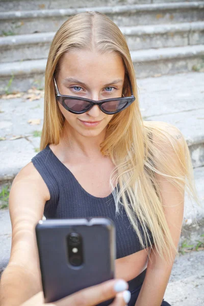 Attractive happy young woman taking selfie on the ancient town. — Stock Photo, Image