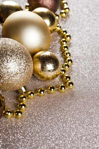 Boże Narodzenie złote i brązowe dekoracje zbliżenie na brokat ekspresyjne — Zdjęcie stockowe
