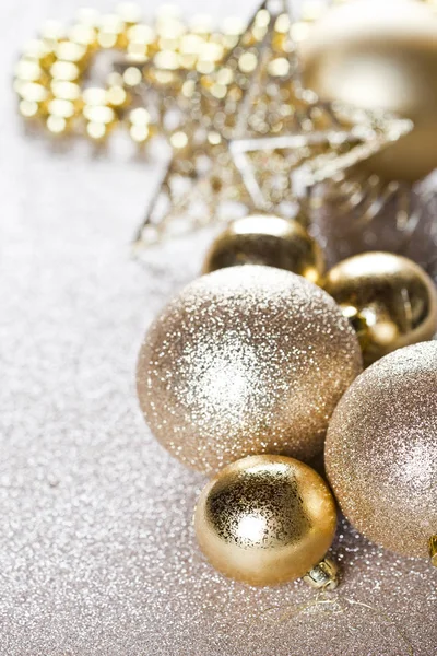 Vánoční zlaté a hnědé dekorace v pozadí třpytu — Stock fotografie
